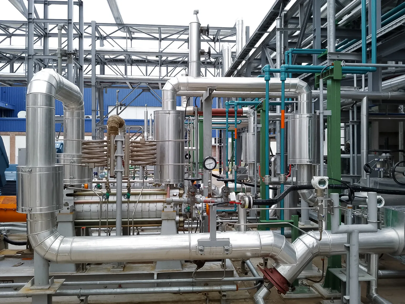 Instalación completa de aislamiento térmico en planta industrial de proceso – Aislaciones DM