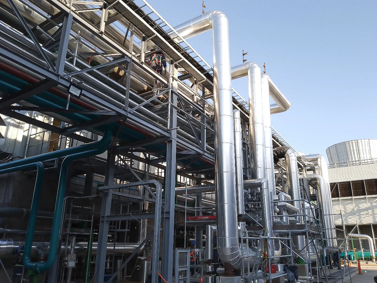 Aislamiento térmico exterior con jacketing en aluminio en planta petroquímica – Aislaciones DM
