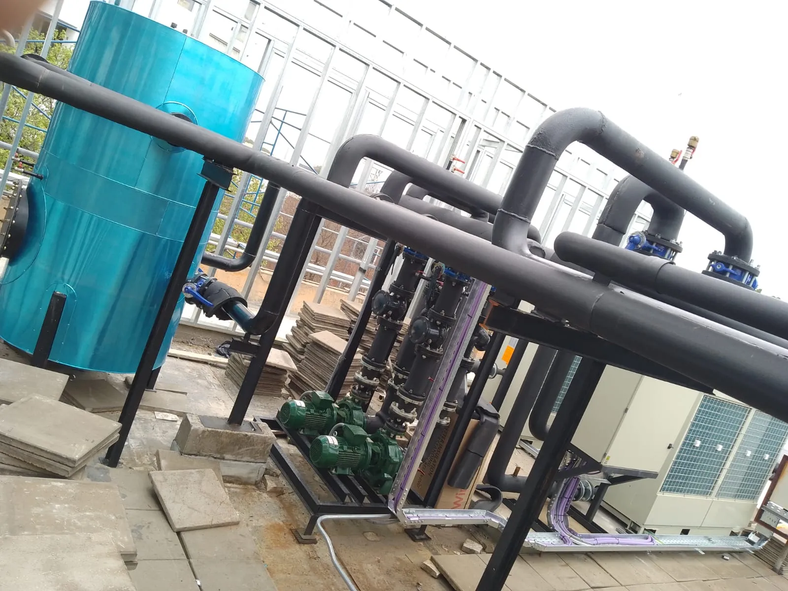 Aislamiento térmico en frío con elastómero negro en cañerías de climatización industrial – Aislaciones DM